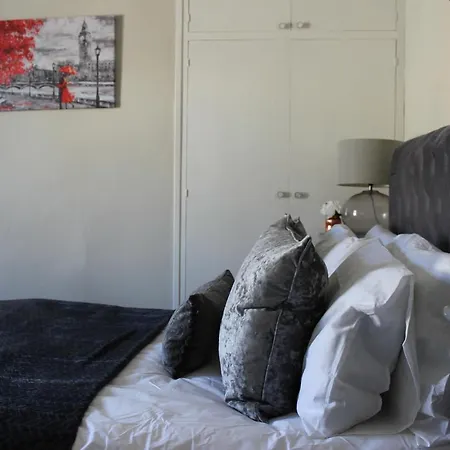 The Hampton Beautiful 3 Bedroom House With Conservatory & Garden 別荘 *