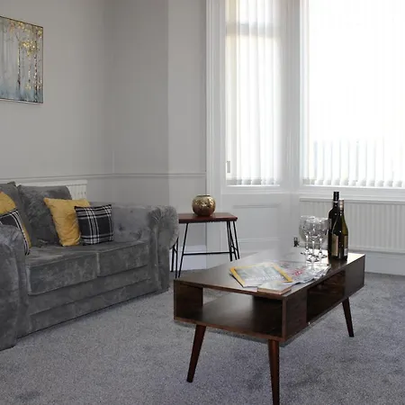 The Hampton Beautiful 3 Bedroom House With Conservatory & Garden