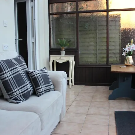 The Hampton Beautiful 3 Bedroom House With Conservatory & Garden