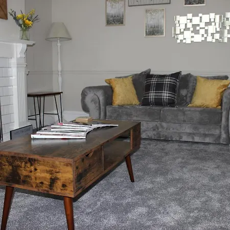 The Hampton Beautiful 3 Bedroom House With Conservatory & Garden *