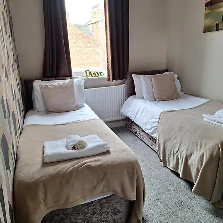 The Hampton Beautiful 3 Bedroom House With Conservatory & Garden *