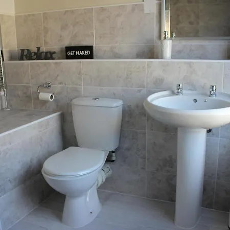 The Hampton Beautiful 3 Bedroom House With Conservatory & Garden Scarborough