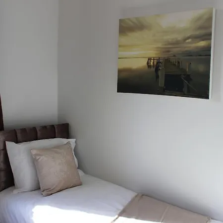 The Hampton Beautiful 3 Bedroom House With Conservatory & Garden Semesterbostad