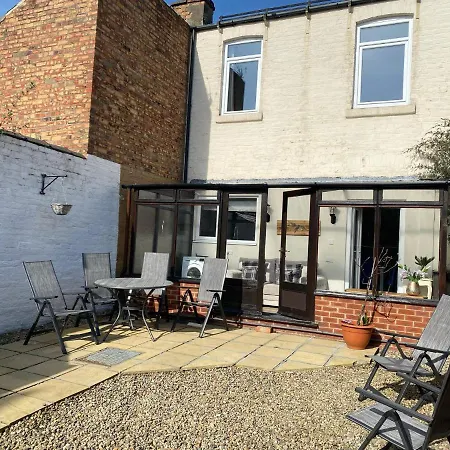 The Hampton Beautiful 3 Bedroom House With Conservatory & Garden *