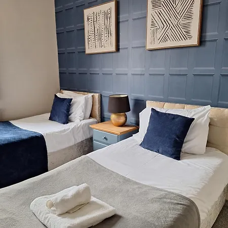 The Hampton Beautiful 3 Bedroom House With Conservatory & Garden