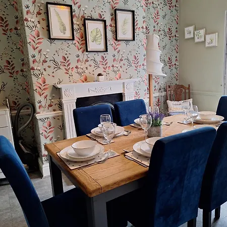 The Hampton Beautiful 3 Bedroom House With Conservatory & Garden
