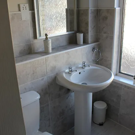 The Hampton Beautiful 3 Bedroom House With Conservatory & Garden *