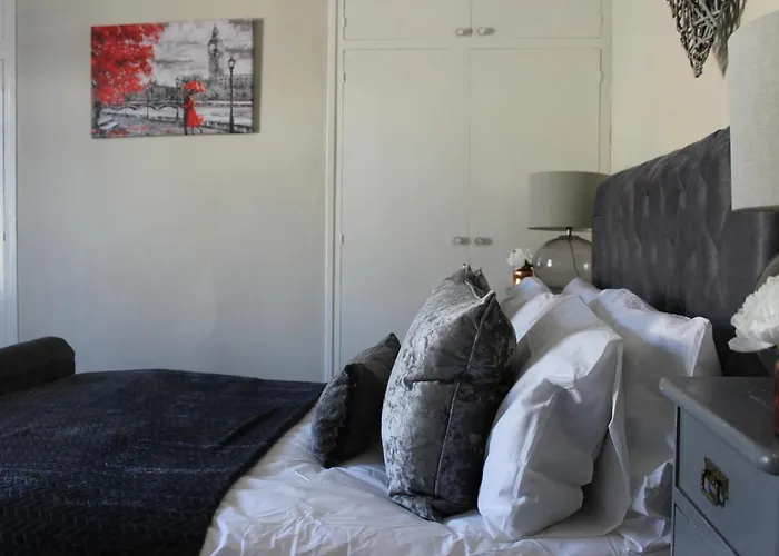 The Hampton Beautiful 3 Bedroom House With Conservatory & Garden Holiday home *