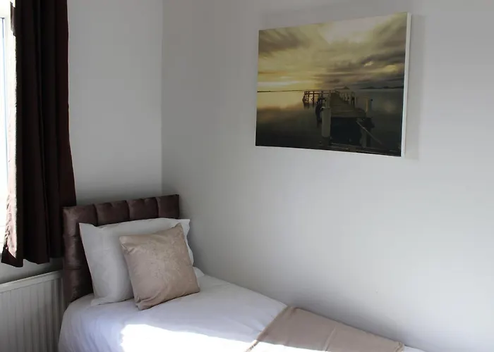 The Hampton Beautiful 3 Bedroom House With Conservatory & Garden Holiday home