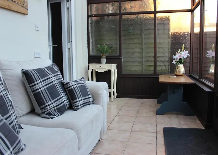 The Hampton Beautiful 3 Bedroom House With Conservatory & Garden