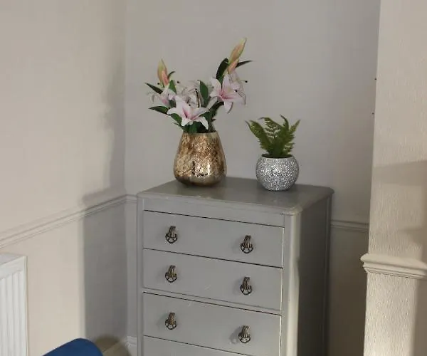 The Hampton Beautiful 3 Bedroom House With Conservatory & Garden *