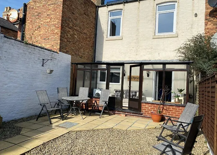 The Hampton Beautiful 3 Bedroom House With Conservatory & Garden *