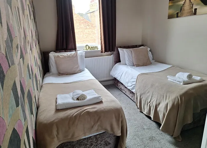 The Hampton Beautiful 3 Bedroom House With Conservatory & Garden *